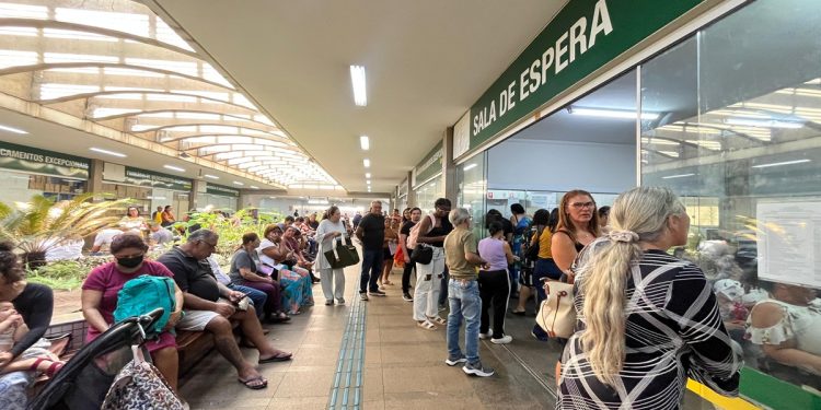 Último dia para retirar remédios na Farmácia de Alto Custo tem filas