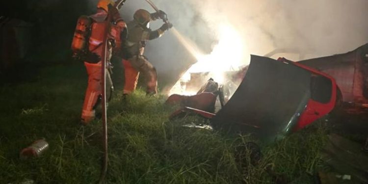 Incêndio consome carcaças de veículos em ferro velho no DF