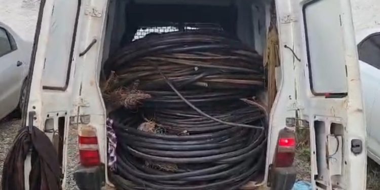 Dois homens são presos, suspeitos de furtar 500 kg de cabos no DF. Veja vídeo