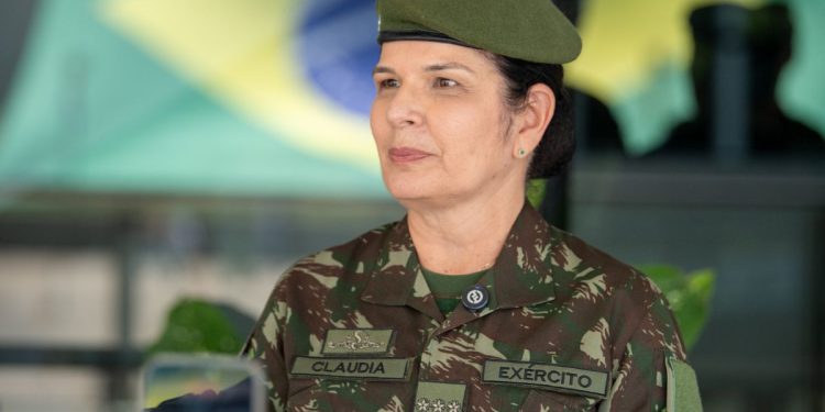Primeira mulher general do Exército Brasileiro toma posse em Brasília