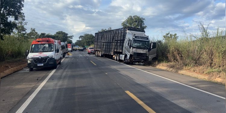 Acidente com van a caminho de Brasília deixa 8 mortos na BR-020