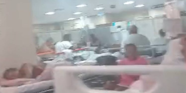 Pacientes ao chão e corredores lotados: o caos instalado no Hospital de Base. Veja vídeo