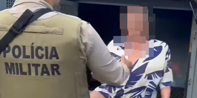 “Em Brasília só tem branco”: moradora do DF é presa por racismo na Bahia. Veja vídeo