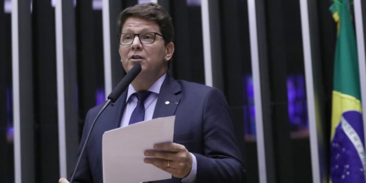 Deputado Mario Frias passa mal e dá entrada em hospital de Brasília