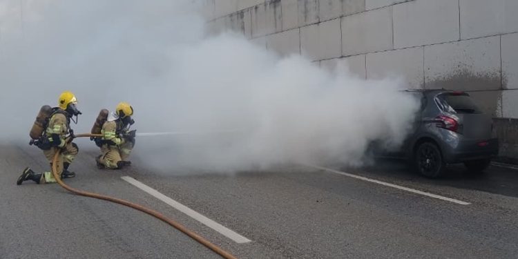 Veículo em chamas interdita faixas em viaduto do Aeroporto JK. Veja vídeo