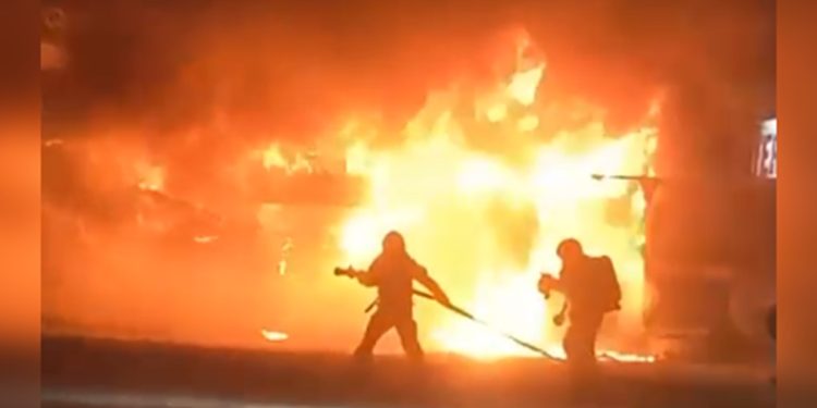 Dog do Cangaceiro, em Ceilândia, fica destruído após incêndio. Veja vídeo