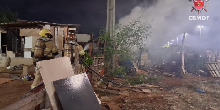 Incêndio destrói barraco de madeira e Corpo de Bombeiros evita tragédia. Veja vídeo