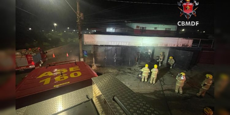 Oficina mecânica pega fogo no DF e mobiliza 9 viaturas dos bombeiros