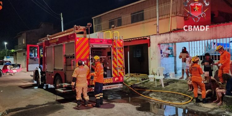 Quatro moradores são resgatados de incêndio que consumia casa no DF