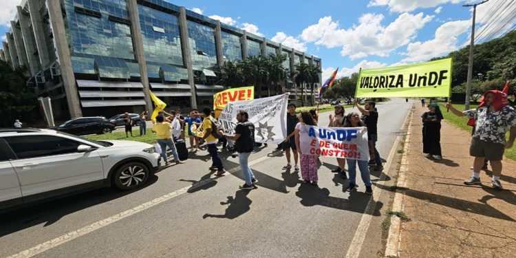 Professores e alunos fecham a W3 e pedem exoneração de reitora da UnDF. Veja vídeo