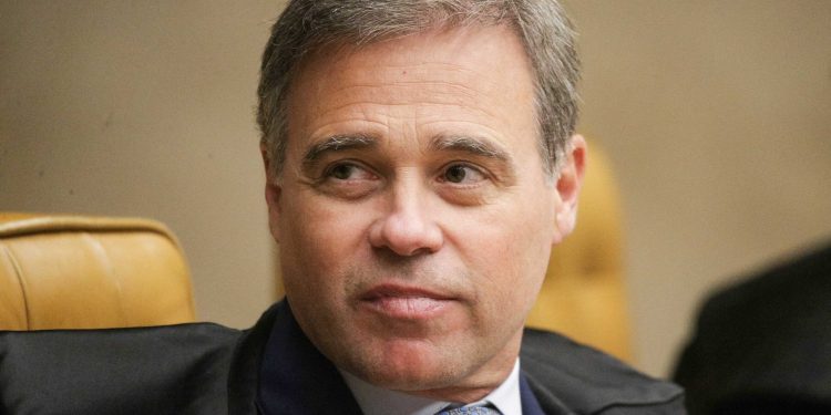 Mendonça mantém decisão para nova avaliação de advogado em cota racial