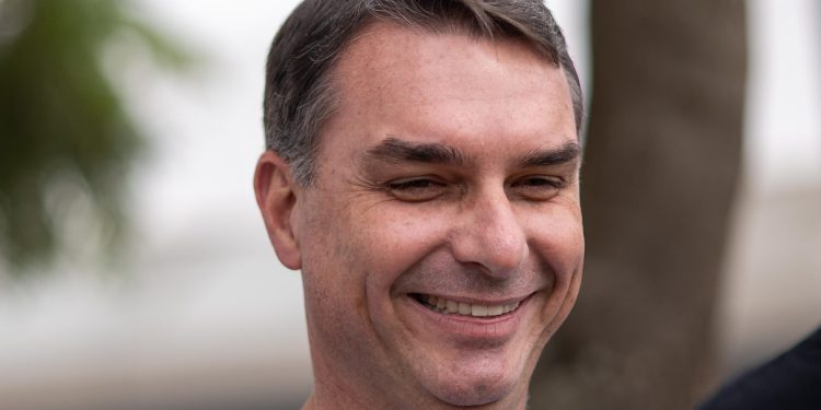 Juiz determina remoção de conteúdo que liga Flávio Bolsonaro a facção