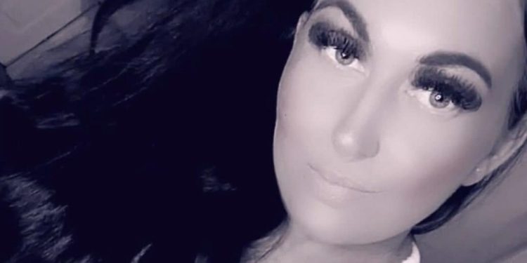 Cílios postiços esconderam sinal de tumor cerebral em mulher por meses