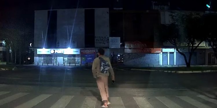 Homem ataca viatura da PM com garrafa após importunar mulher no DF. Veja vídeo