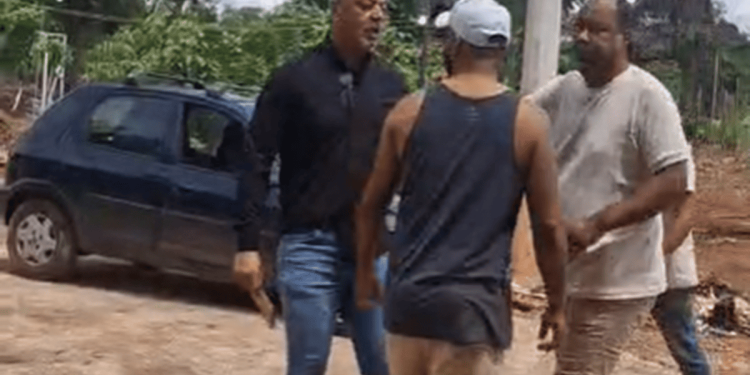 “Te dar um pau”: servidor ameaça morador após treta por “gato” de energia