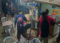 Esfaqueado, jovem pede socorro em distribuidora antes de morrer. Veja vídeo