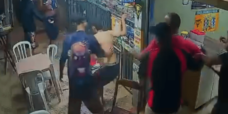 Esfaqueado, jovem pede socorro em distribuidora antes de morrer. Veja vídeo