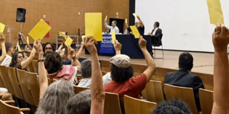 Professores da UnB paralisam atividades nesta quarta-feira