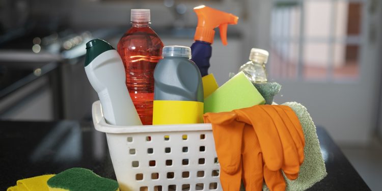 Misturas perigosas na limpeza podem causar intoxicação. Entenda