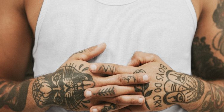 Tatuagem eleva o risco de câncer? Veja o que dizem os dermatologistas