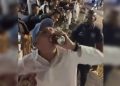 Textor ganha lata de cerveja de torcedor em Brasília e vira num gole. Veja vídeo