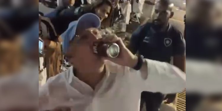 Textor ganha lata de cerveja de torcedor em Brasília e vira num gole. Veja vídeo