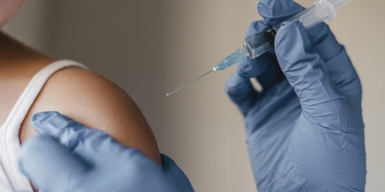 Existe dose de reforço para o sarampo? Infectologistas esclarecem