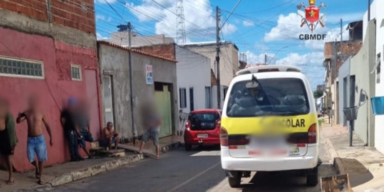 Van escolar com 12 crianças se envolve em acidente e deixa 5 feridos