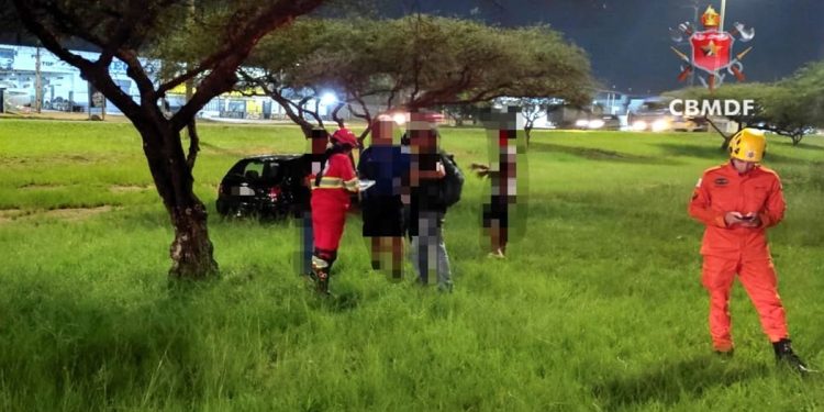 Motorista mata homem atropelado, perde controle e bate carro em árvore