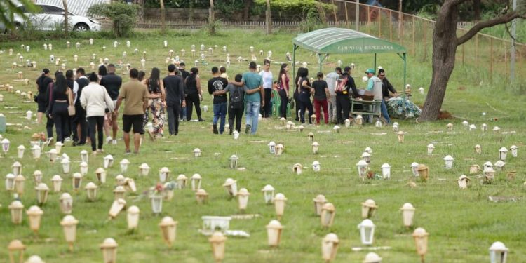 Filhos, parentes e amigos se despedem de mulher morta a facadas por ex