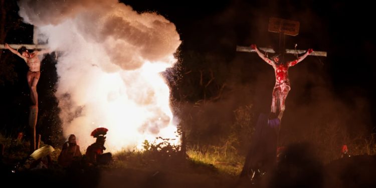 Via-Sacra leva 100 mil fiéis ao Morro da Capelinha, em dia de fé e oração. Veja vídeo