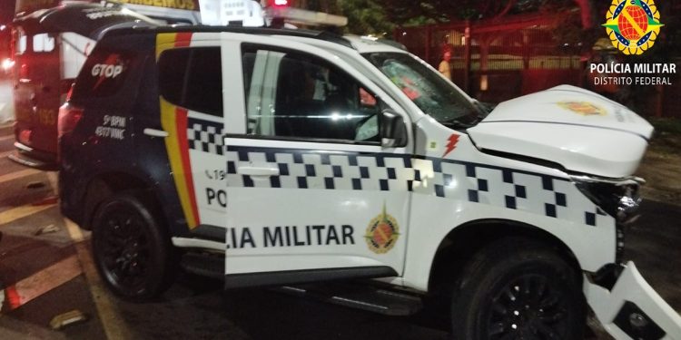 Carro com placa adulterada foge de abordagem e arrebenta viatura da PM