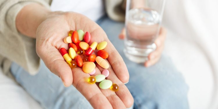 Uso banalizado de remédios pode lesionar o fígado, diz hepatologista