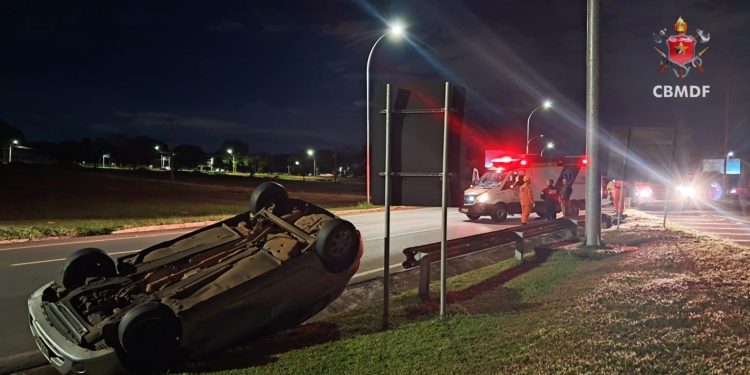 Carro capota perto do balão do Aeroporto de Brasília e interdita faixa. Veja vídeo