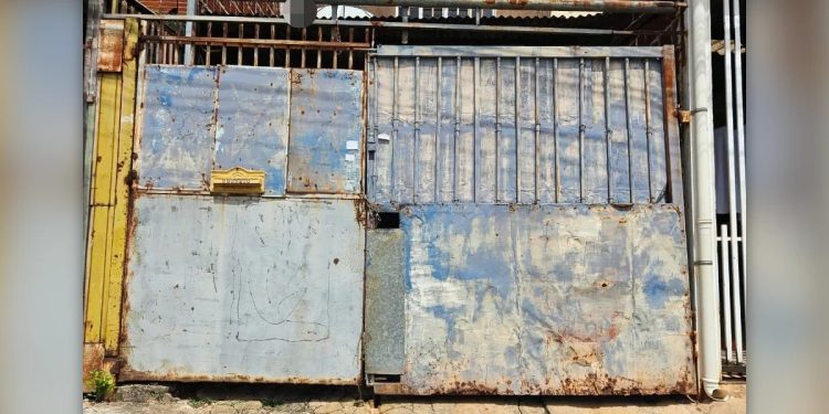 Após gritos, vizinhos socorreram em calçada mulher esfaqueada pelo ex