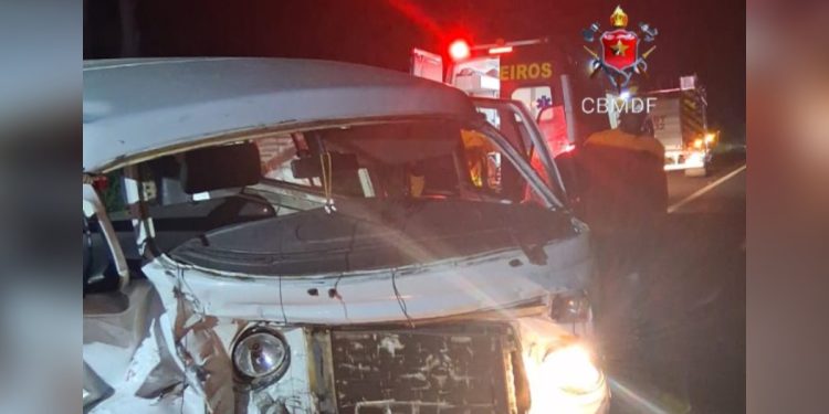 Colisão frontal destrói Kombi e deixa motorista preso às ferragens