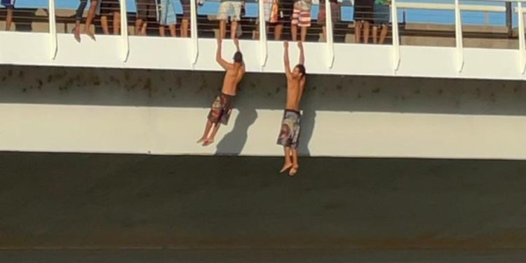 Banhistas pulam da ponte JK no Lago Paranoá e bombeiro alerta: “Risco de morte”