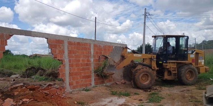 Invasores voltam a construir em área desocupada há 40 dias pelo GDF