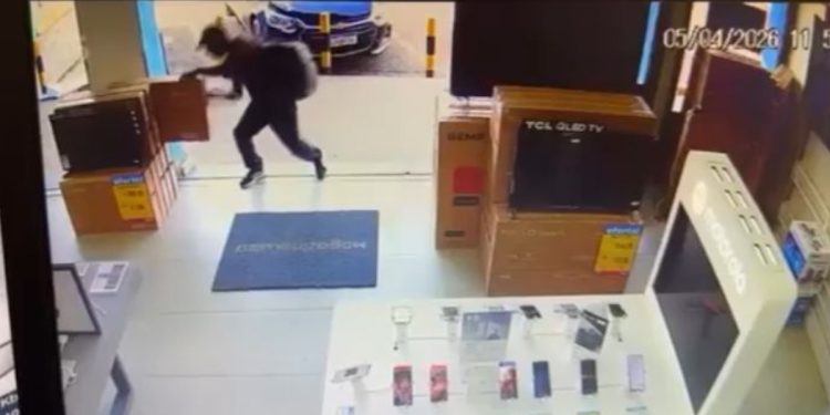 Na cara dura, ladrão disfarça e furta TV de 32 polegadas de loja no DF. Veja vídeo