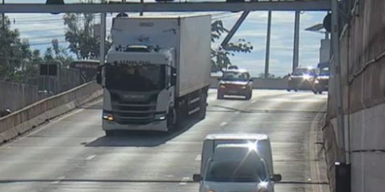 Veja momento em caminhão atinge e derruba estrutura no Túnel Rei Pelé. Veja vídeo