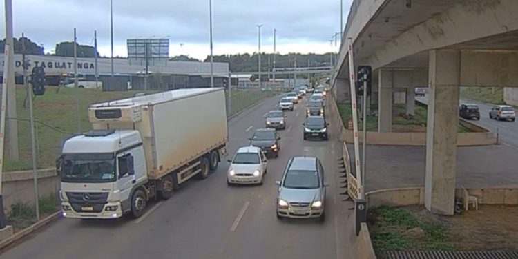 Túnel de Taguatinga: caminhão desvia de sensor e causa engarrafamento
