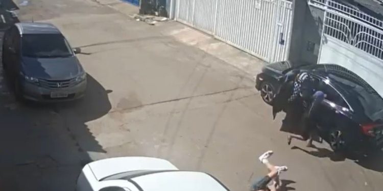 Câmeras de segurança flagram assalto e agressão a motorista no DF. Veja vídeo