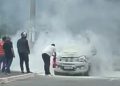 Carro pega fogo e pedestres usam extintores para apagar incêndio. Veja vídeo