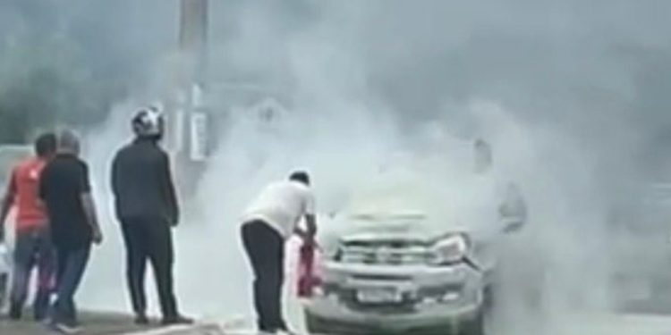 Carro pega fogo e pedestres usam extintores para apagar incêndio. Veja vídeo