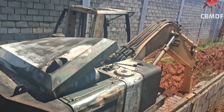 Retroescavadeira pega fogo, ameaça moradores e fica carbonizada