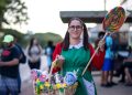 Pois é, pois é, pois é: Chiquinha de Brasília empreende vendendo doces. Veja vídeo