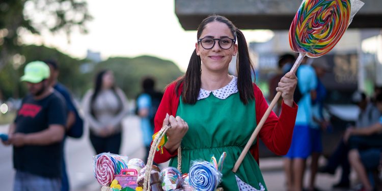 Pois é, pois é, pois é: Chiquinha de Brasília empreende vendendo doces. Veja vídeo
