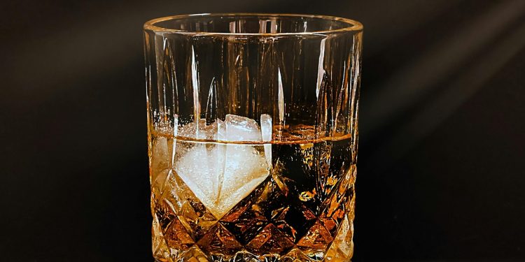 Álcool pode piorar crises de hemorroida? Especialista explica relação
