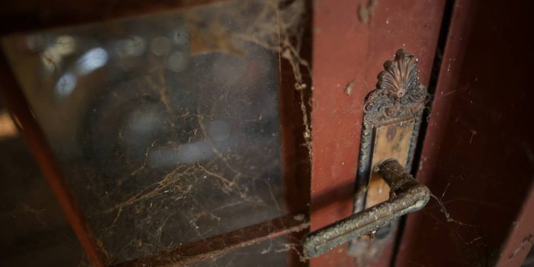 O mistério por trás da mansão abandonada que intriga moradores de Brasília