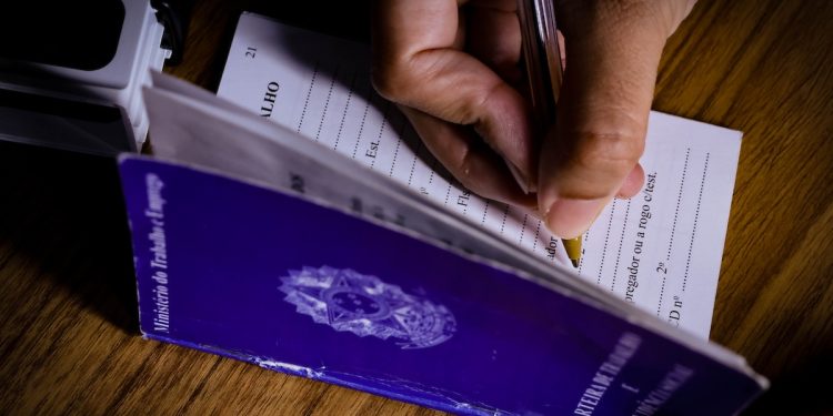 Com até R$ 3,7 mil de salário, DF tem 691 vagas nesta quinta (7/5)